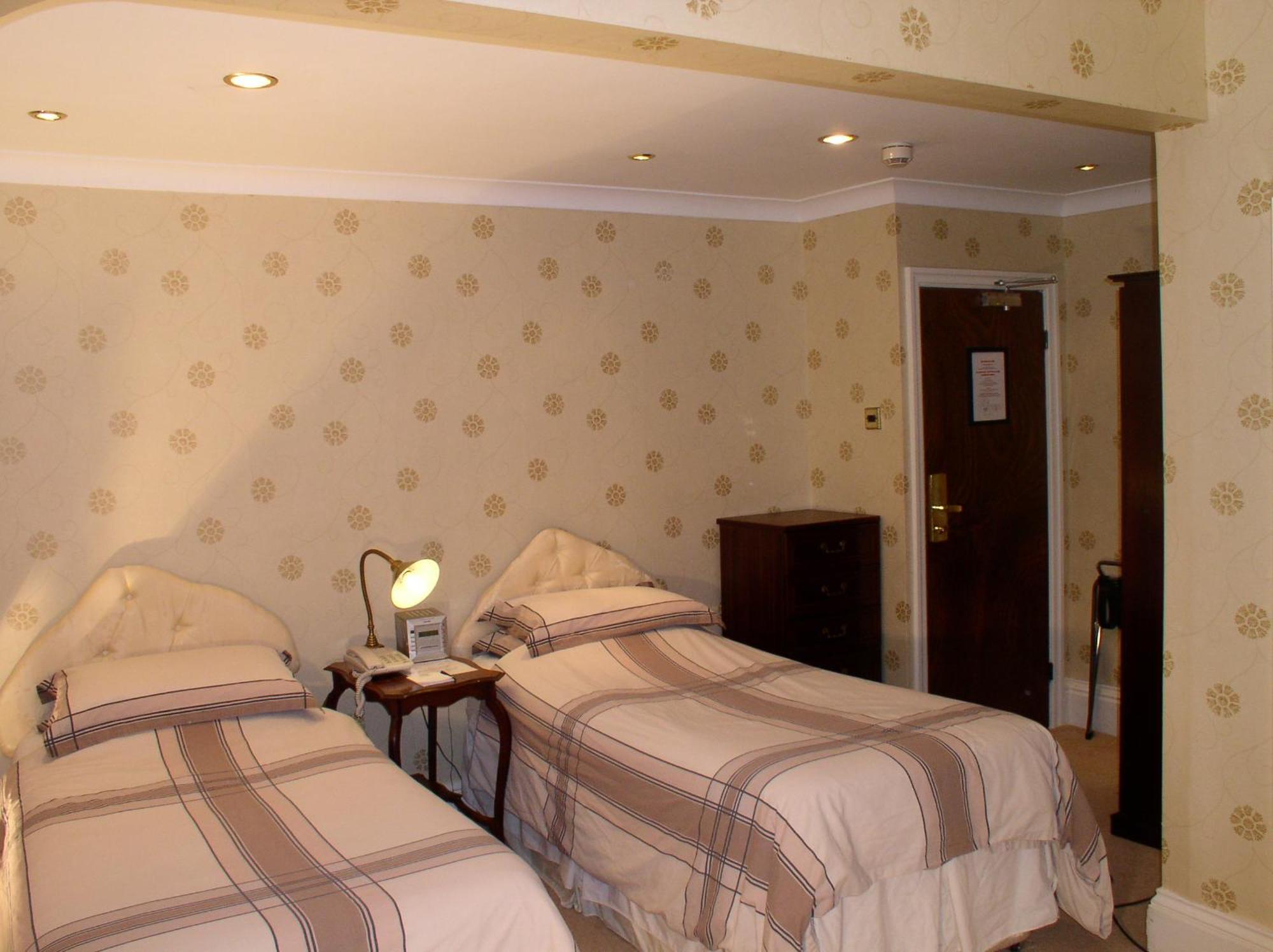 Oakwood Hall Hotel Bingley Bagian luar foto